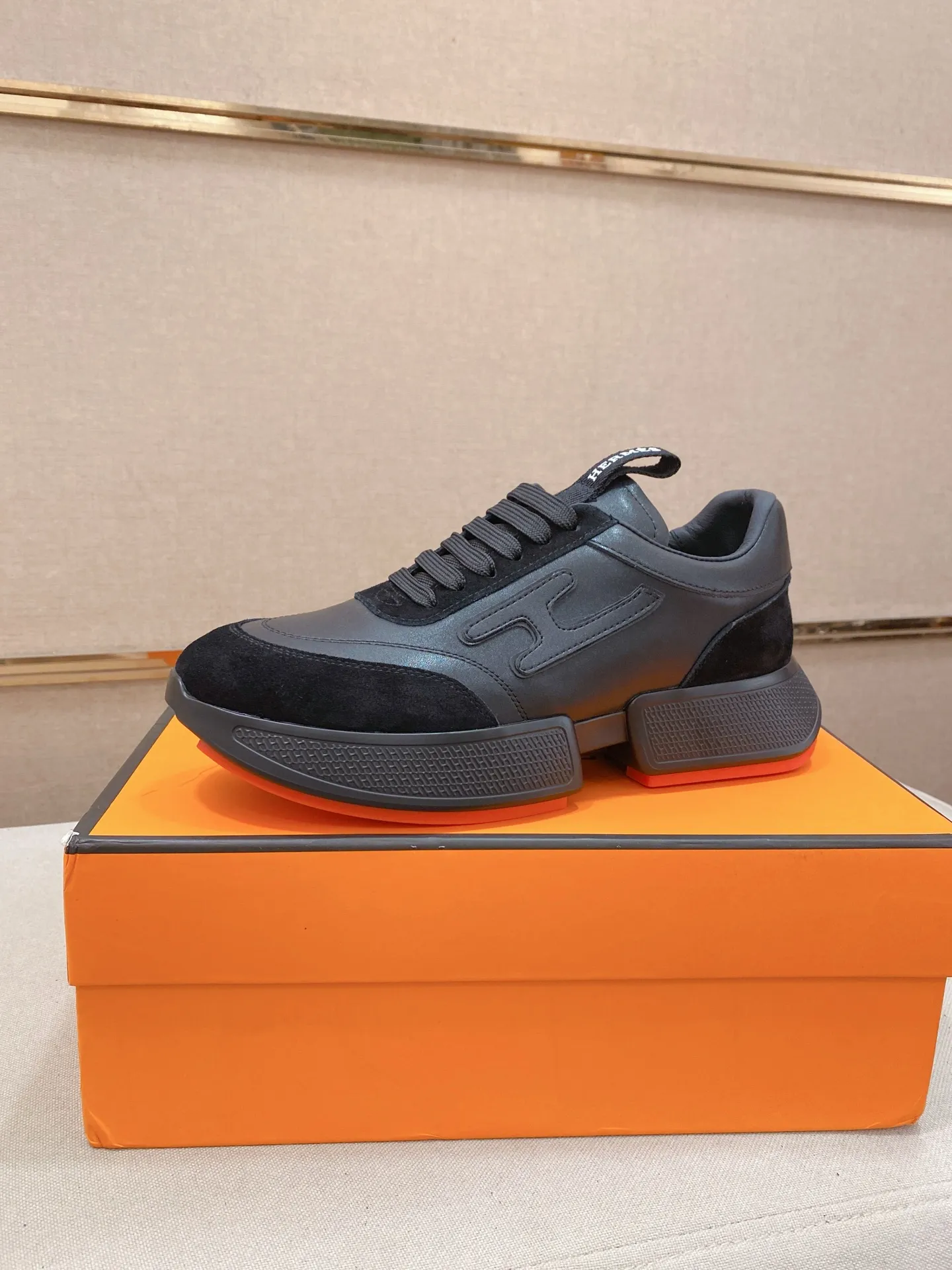 Men's clothing and shoes💰: 480💰《HERMES》【Classic original order·Version】Hermès; top 🔝purchasing agent🔍🔍men's latest 🇺🇸 counter sales simultaneously, imported from Italy original ▲▲cowhide ▲▲ (high-end, nobility, class) ) Exquisite workmanship (Italian 🇮🇹 imported water-dyed 🐂 cowhide lining) sole: original sole provided by the original factory, ⚠️exclusive double-layer activity·TPR·rubber·combined molded outsole; super comfortable·wear-resistant·non-slip·environmental protection The real thing is more beautiful if you take the real thing (high quality, follow the order). You can enter and exit the counter at will * Number of yards: 38-44 (45 can be customized and cannot be returned or exchanged)